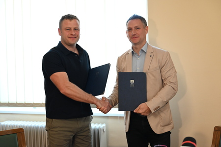 Podpis pogodbe za projekt ureditve pločnika Podgorci–Bresnica