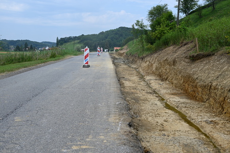 Pričela so se dela za izgradnjo infrastrukture za pešce med Podgorci in Bresnico